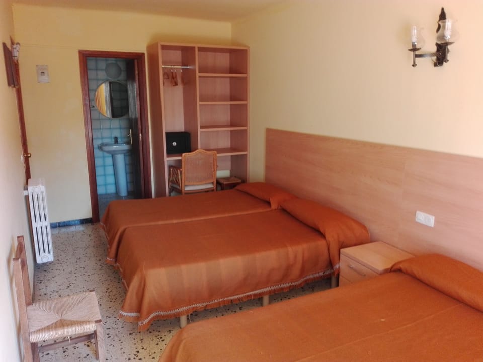 Triple Room | Desk, bed sheets