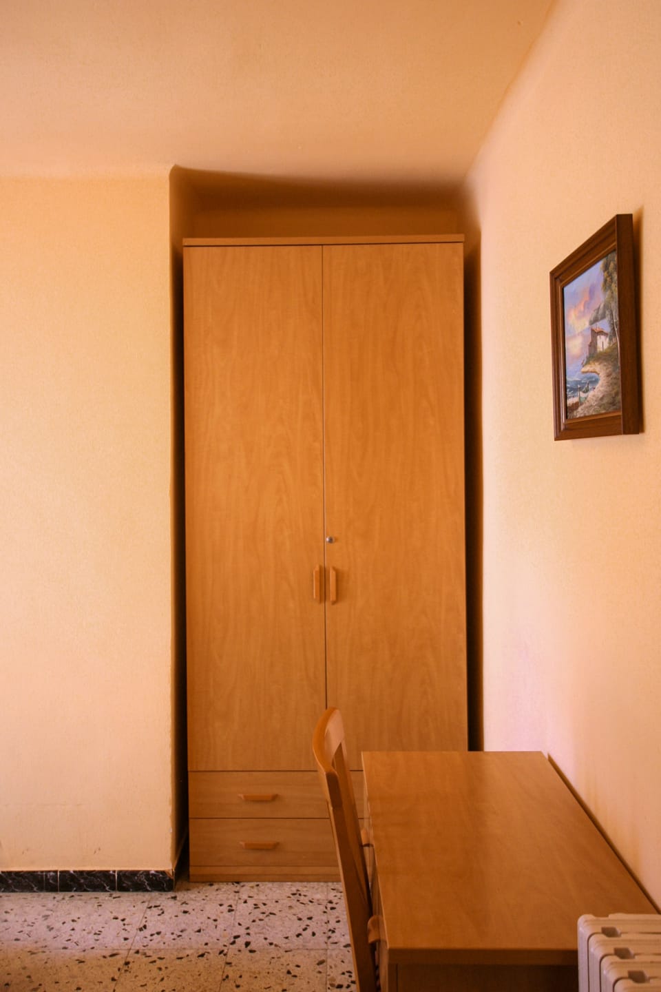 Single Room | Desk, bed sheets