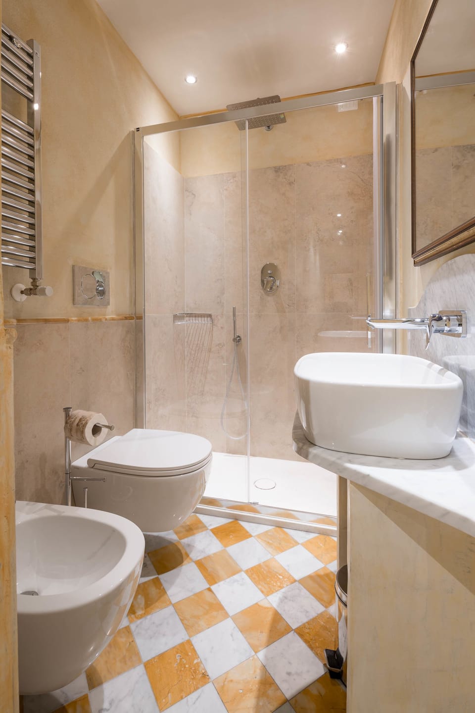 Superior Twin Room | Bathroom | Shower, rainfall showerhead, free toiletries, hair dryer