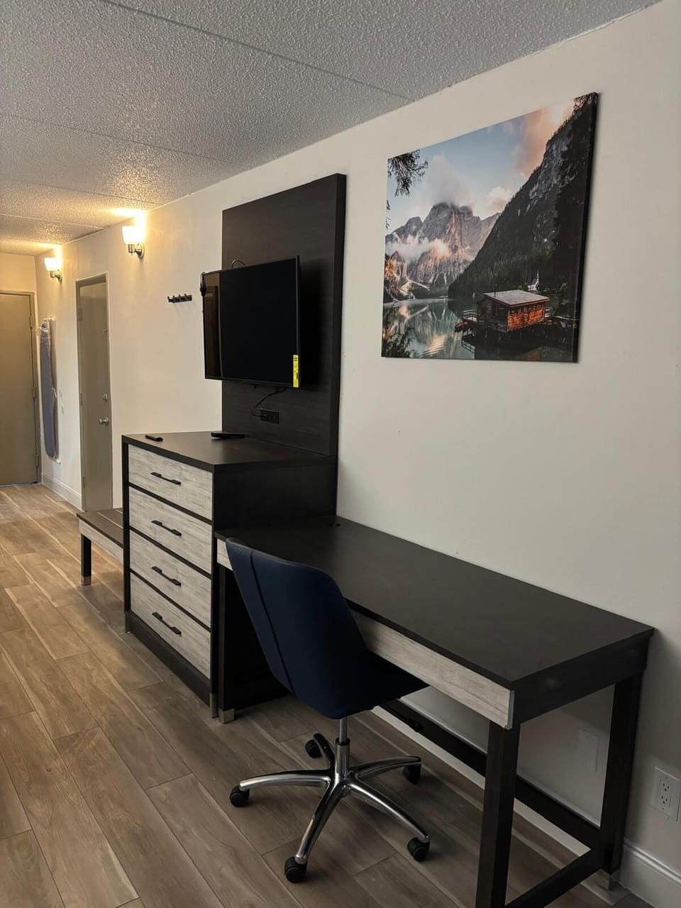Room, 1 King Bed, Non Smoking | Desk, blackout drapes, free WiFi, bed sheets