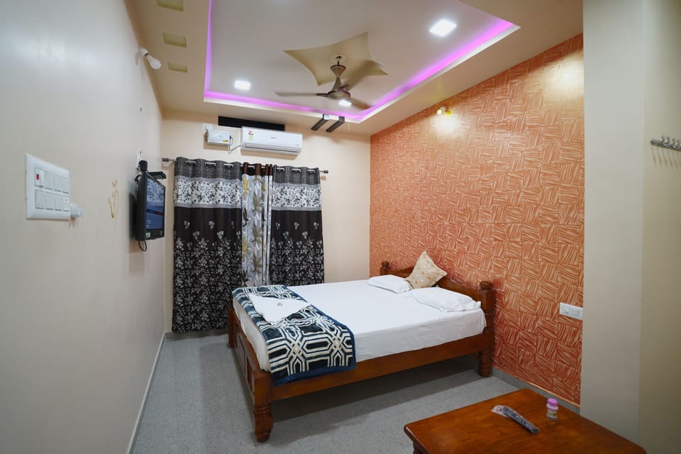 Luxury Double Room, Pets Allowed, Hill View | Desk, iron/ironing board, free WiFi
