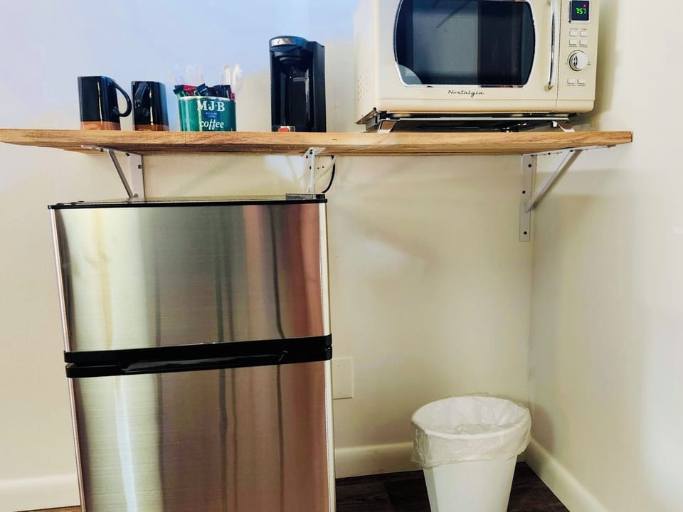 Single King Downstairs | In-room dining