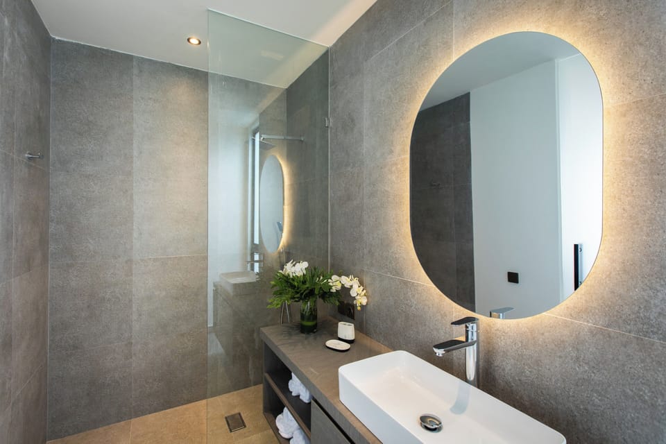 Deluxe Apartment, 1 Bedroom | Bathroom | Free toiletries, hair dryer, towels, soap