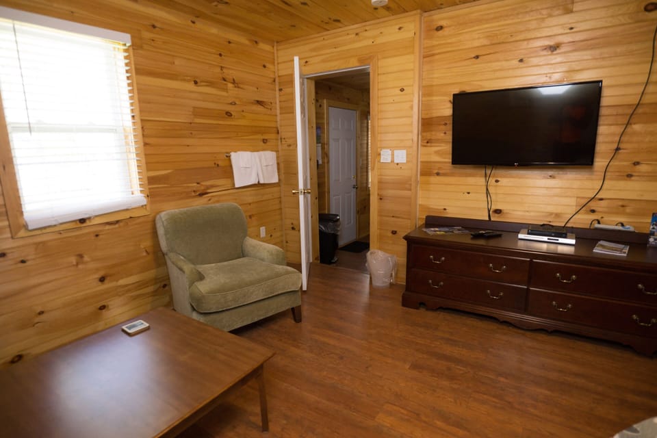 Deluxe Cottage, 3 Bedrooms (3 queen beds) | Minibar, soundproofing, free WiFi, bed sheets