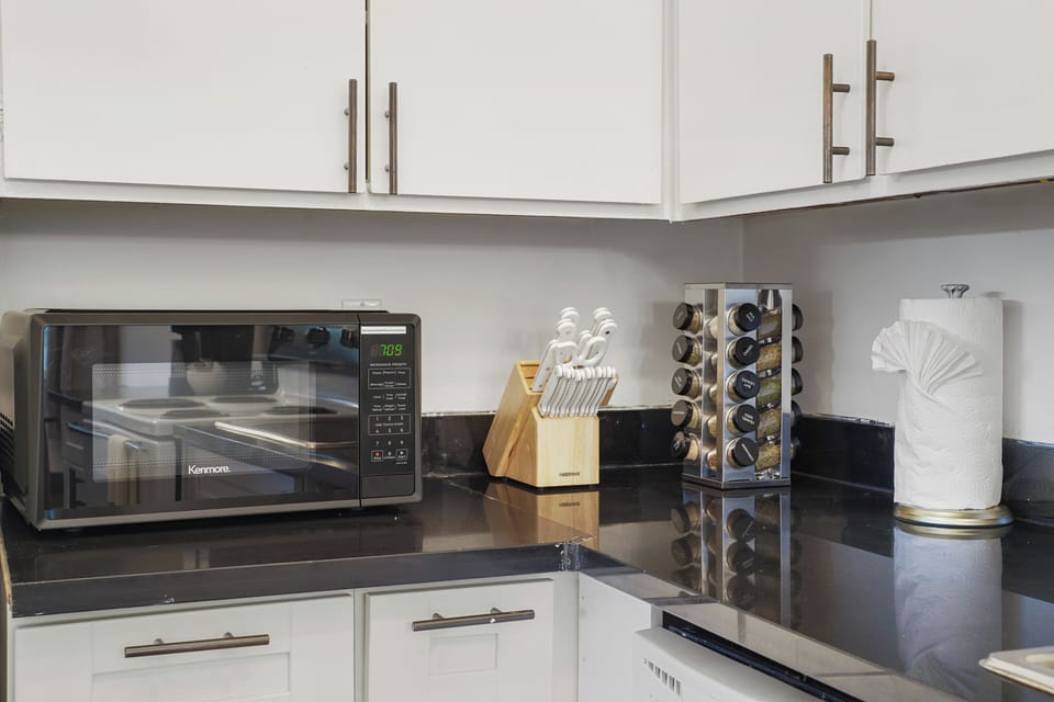 Apartment, 2 Bedrooms, Patio, Mountain View | Private kitchen | Coffee/tea maker, dining tables