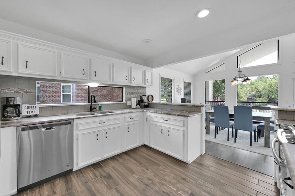 Blender, toaster, and coffee maker provided