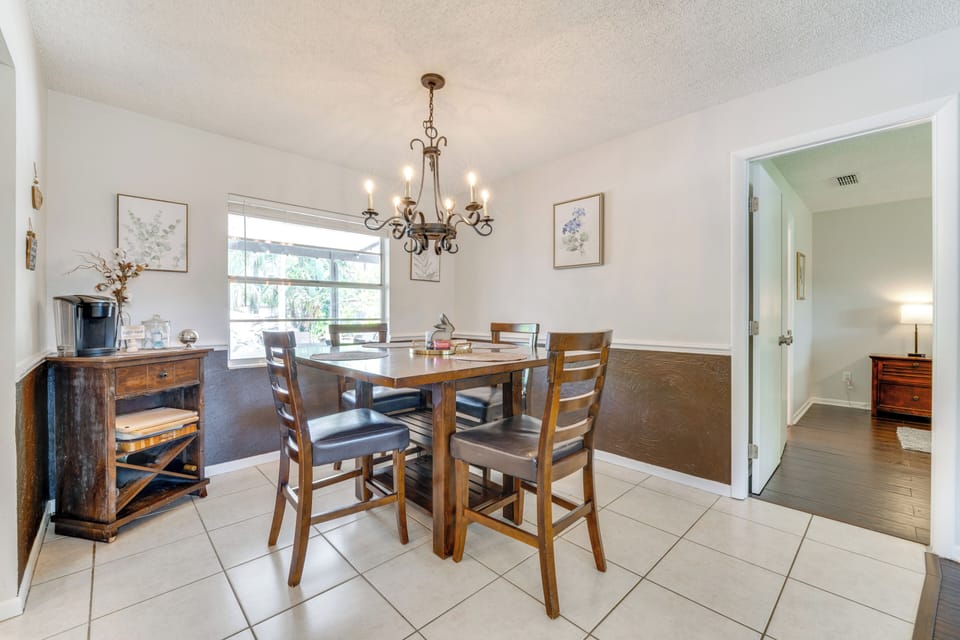Dining Room | Dishware/Flatware Provided