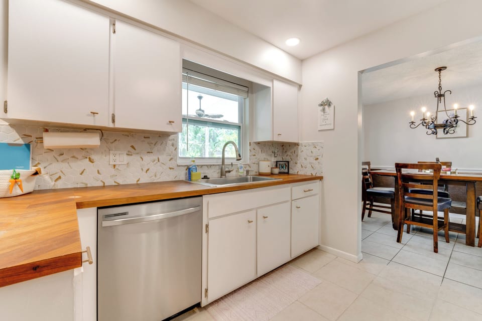 Kitchen | Stove/Oven | Refrigerator | Microwave