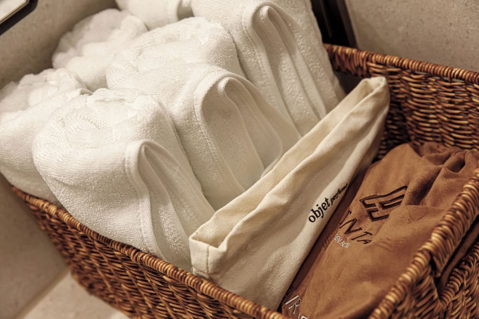 Grand Twin Room | Bathroom | Free toiletries, hair dryer, towels, soap