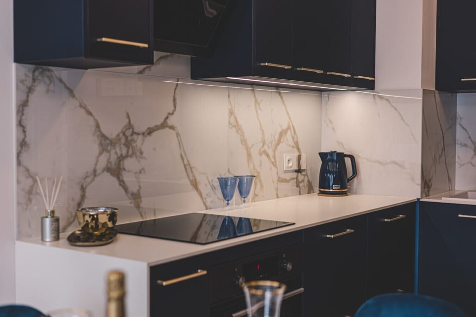 Modern kitchen with marble finish – fully equipped and ready for seaside-inspired meals.