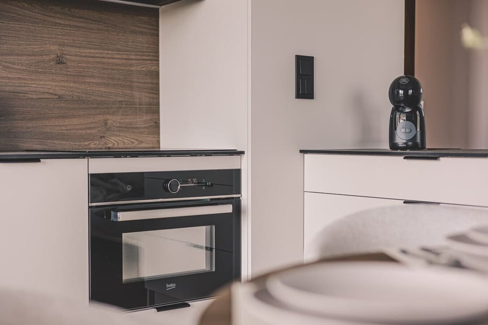 Functional kitchen with coffee machine and oven – perfect for business travelers or long stays.