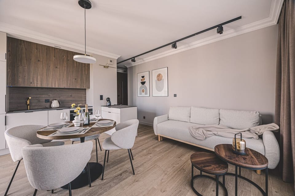 Open-plan living space with kitchen and dining area – fully equipped with high-speed fiber internet.