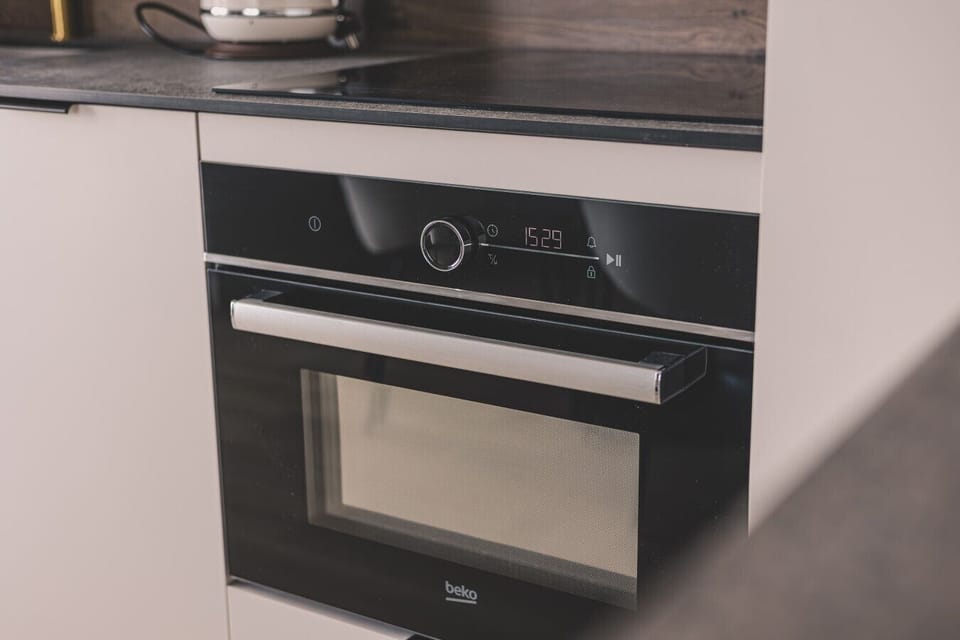 Modern built-in oven – fully equipped kitchen in a central Bydgoszcz apartment.