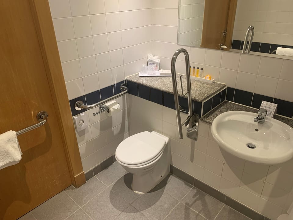 Double Room | Bathroom | Combined shower/tub, free toiletries, hair dryer, bathrobes