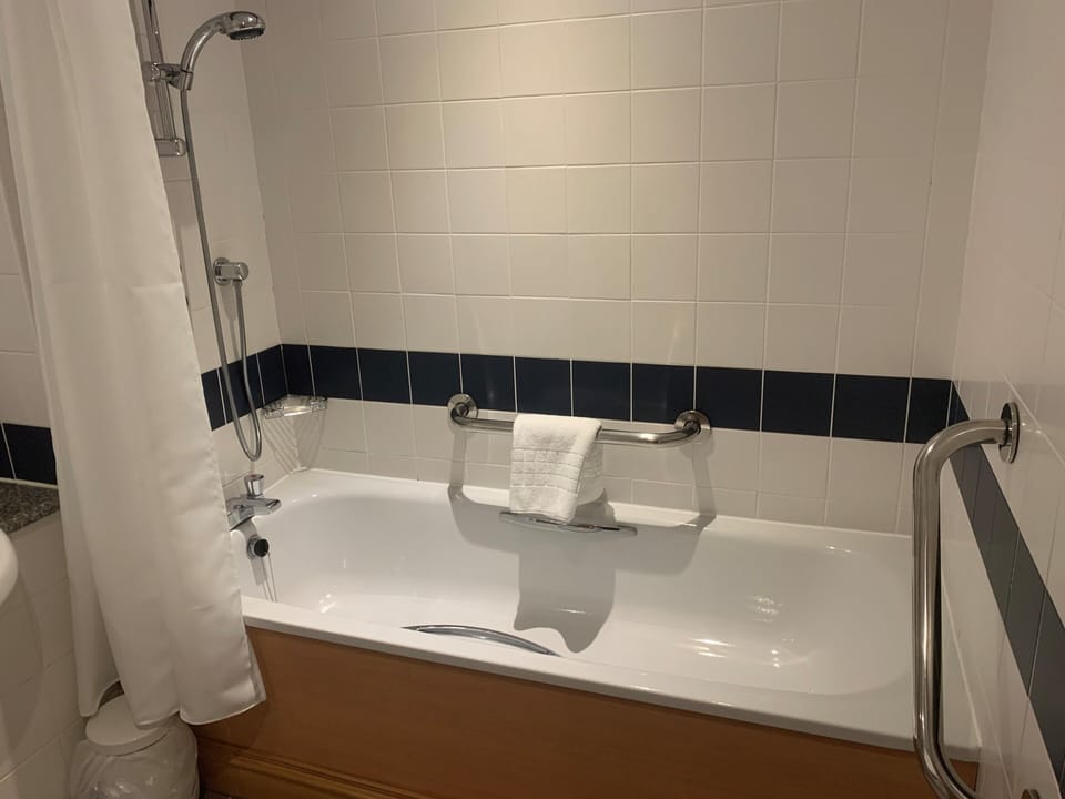 Double Room | Bathroom | Combined shower/tub, free toiletries, hair dryer, bathrobes