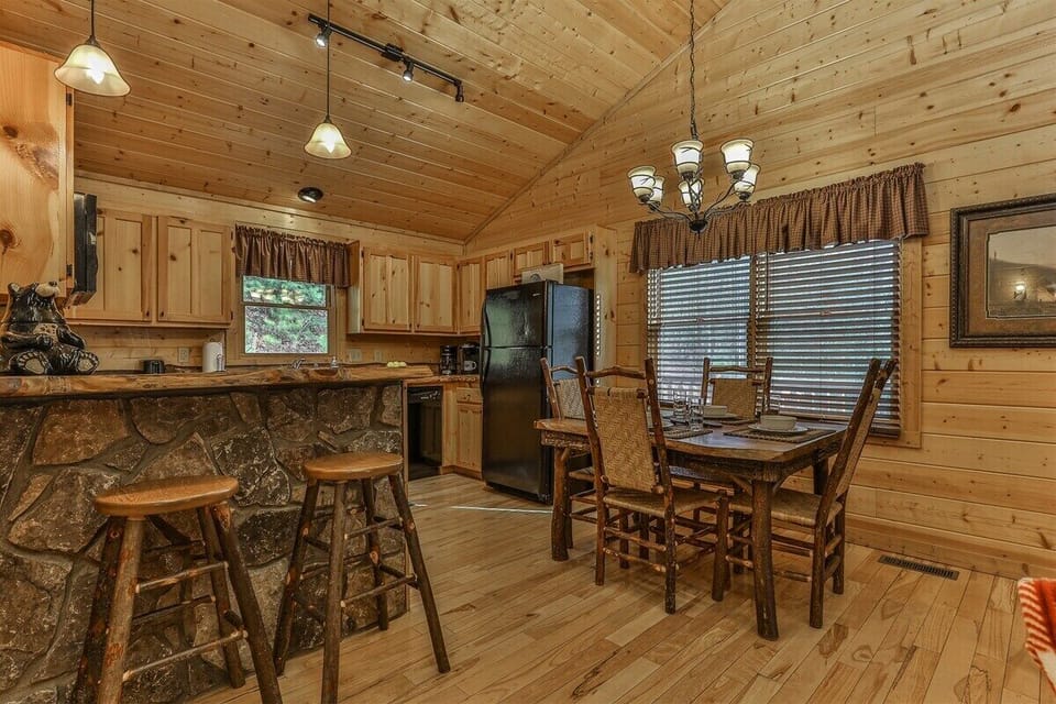 Breakfast bar and dining area