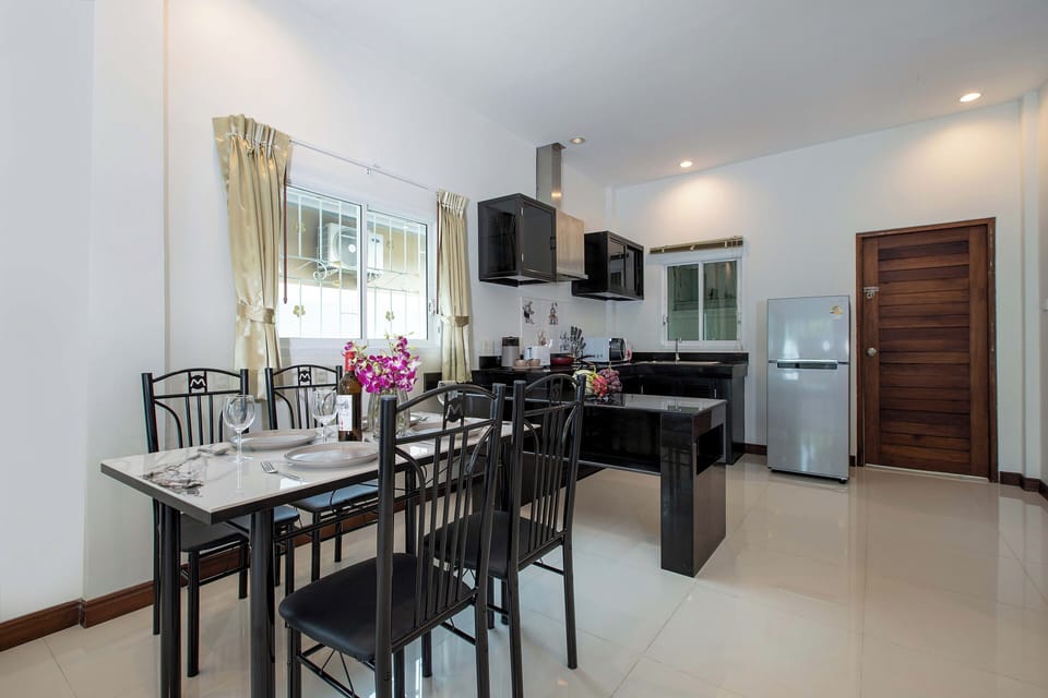 Family Villa, 2 Bedrooms, Pool View | In-room dining