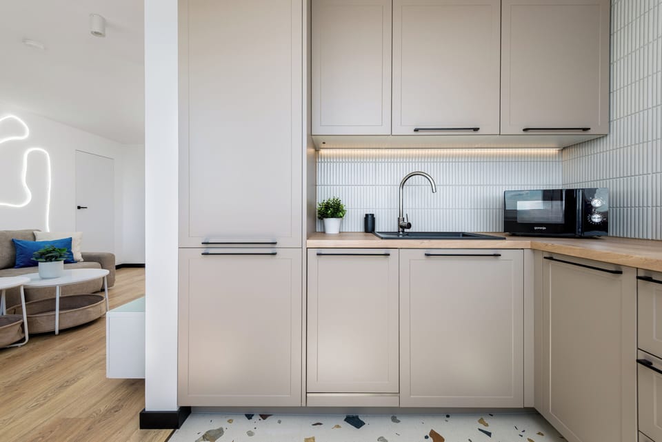 Full-size fridge, microwave, oven, stovetop