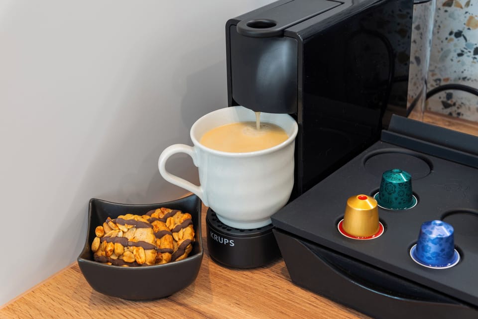 Full-size fridge, microwave, oven, stovetop