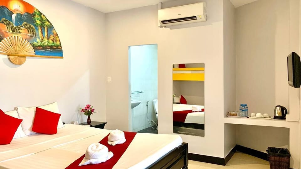 Standard Room | In-room safe, desk, free WiFi, bed sheets
