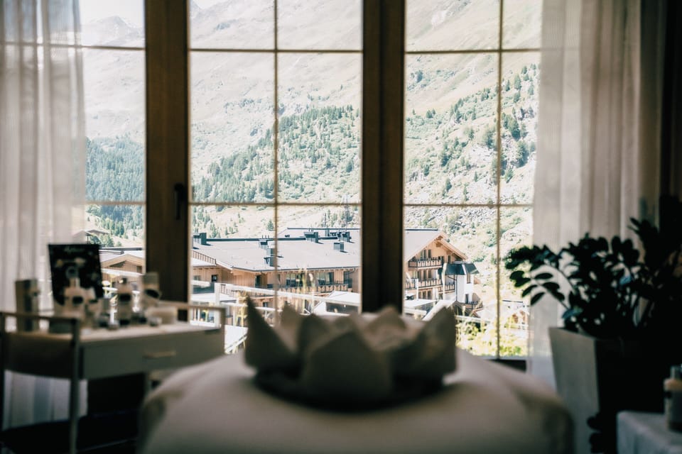 Sauna, hot tub, steam room, 3 treatment rooms, massages