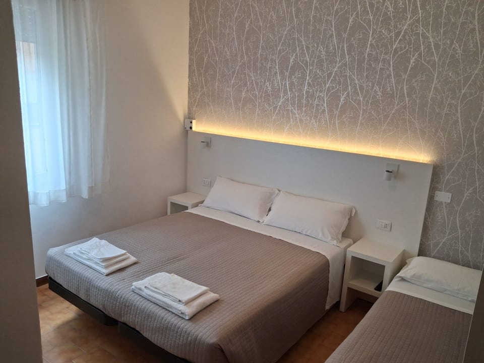Triple Room | In-room safe, desk, blackout drapes, WiFi (free)