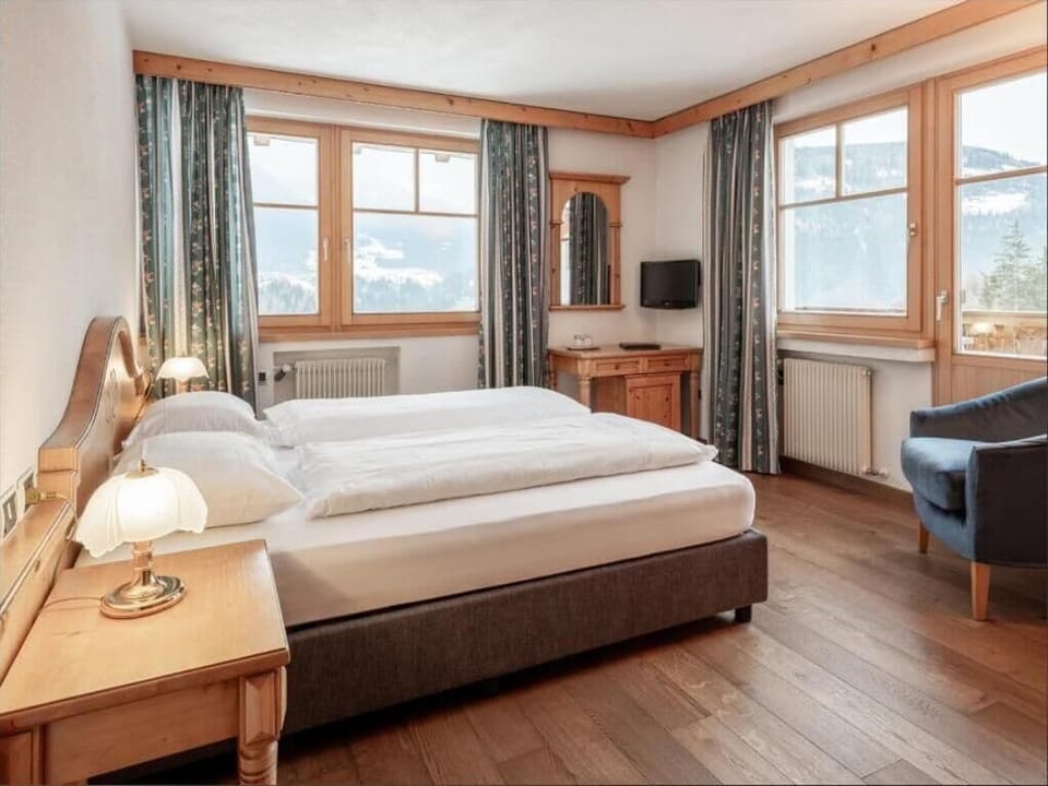 Panorama | In-room safe, WiFi (free), bed sheets