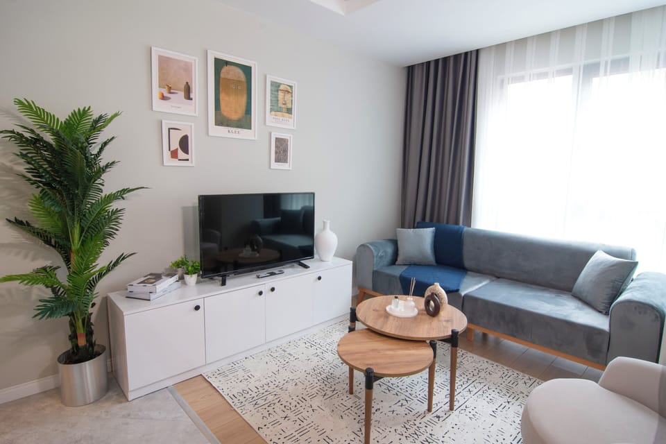 Comfortable and spacious Livingroom.