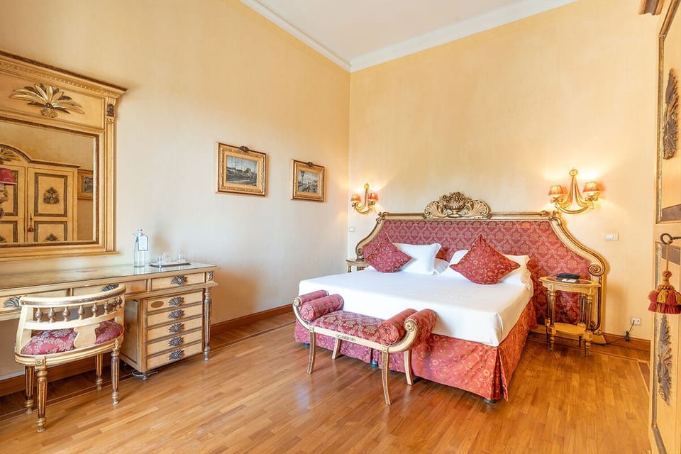 Deluxe Suite, 1 Queen Bed with Sofa bed | Minibar, in-room safe, blackout drapes, soundproofing