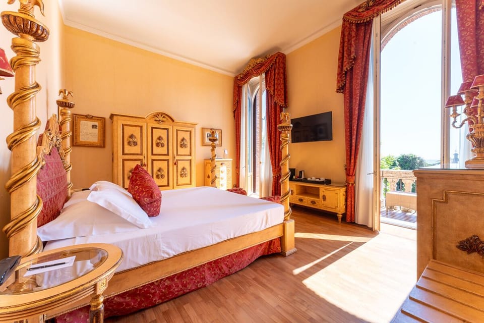 Deluxe Suite, 1 Queen Bed with Sofa bed | Minibar, in-room safe, blackout drapes, soundproofing