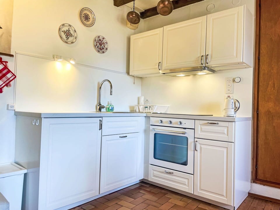 Kitchen Appliance, Kitchen, Countertop, Cabinetry, Major Appliance, Interior Design, Wood, Furniture, Flooring, Home Appliance