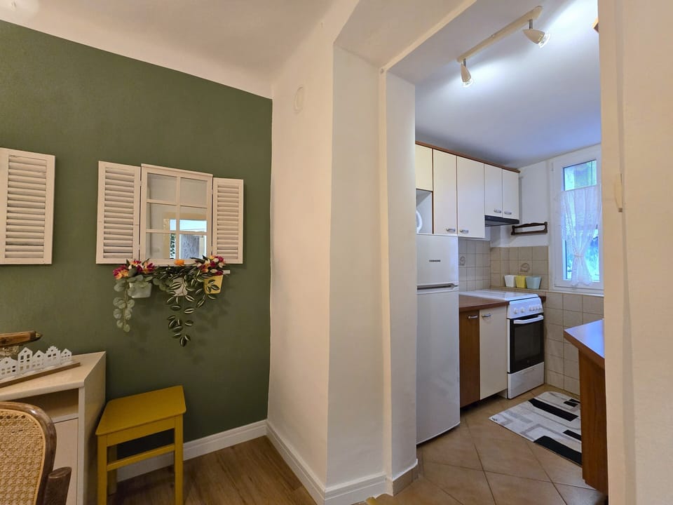 City Apartment, City View | Private kitchen | Electric kettle, toaster