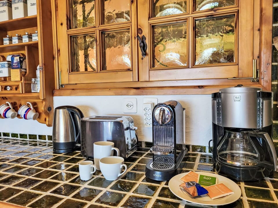 Kitchen Appliance, Kitchen, Small Appliance, Tableware, Serveware, Home Appliance, Interior Design, Coffeemaker, Countertop