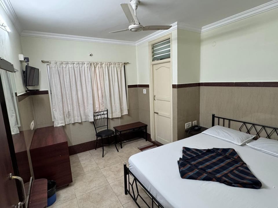 Egyptian cotton sheets, premium bedding, memory foam beds, desk