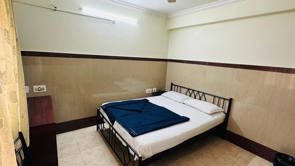 Basic Single Room | Egyptian cotton sheets, premium bedding, memory foam beds, desk