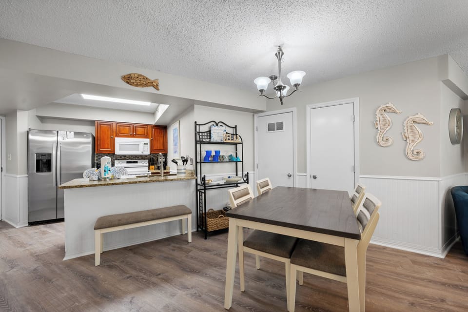 Signature Condo, 2 Bedrooms, Non Smoking, Kitchen | In-room dining