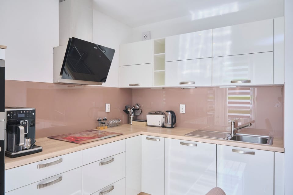 Full-size fridge, microwave, oven, stovetop