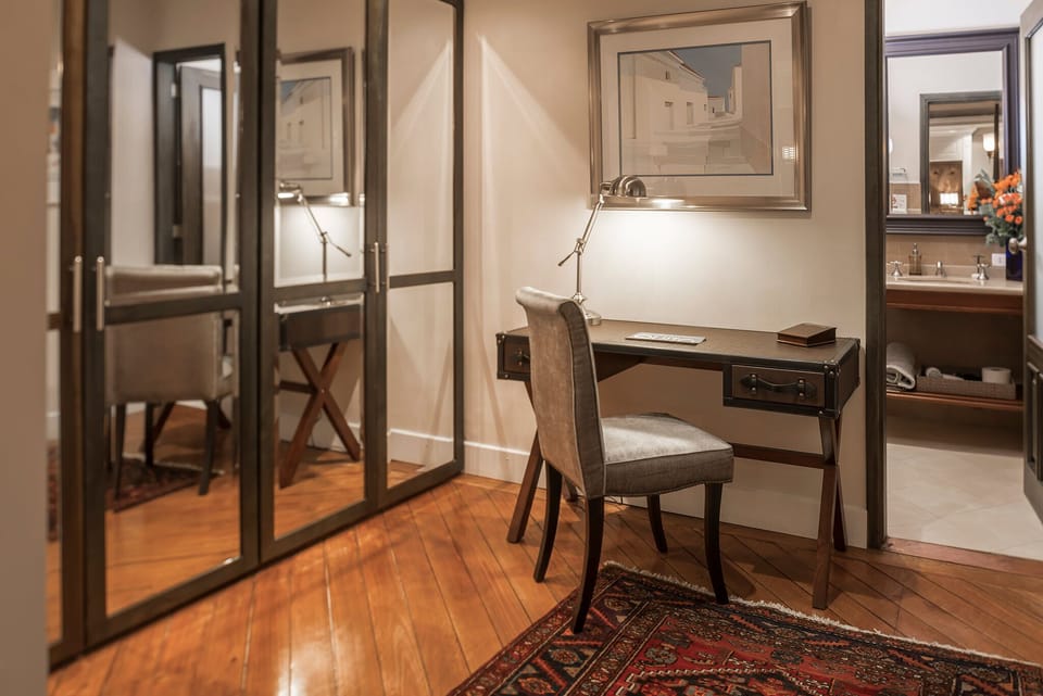 Suite, 1 King Bed | 1 bedroom, blackout drapes, soundproofing