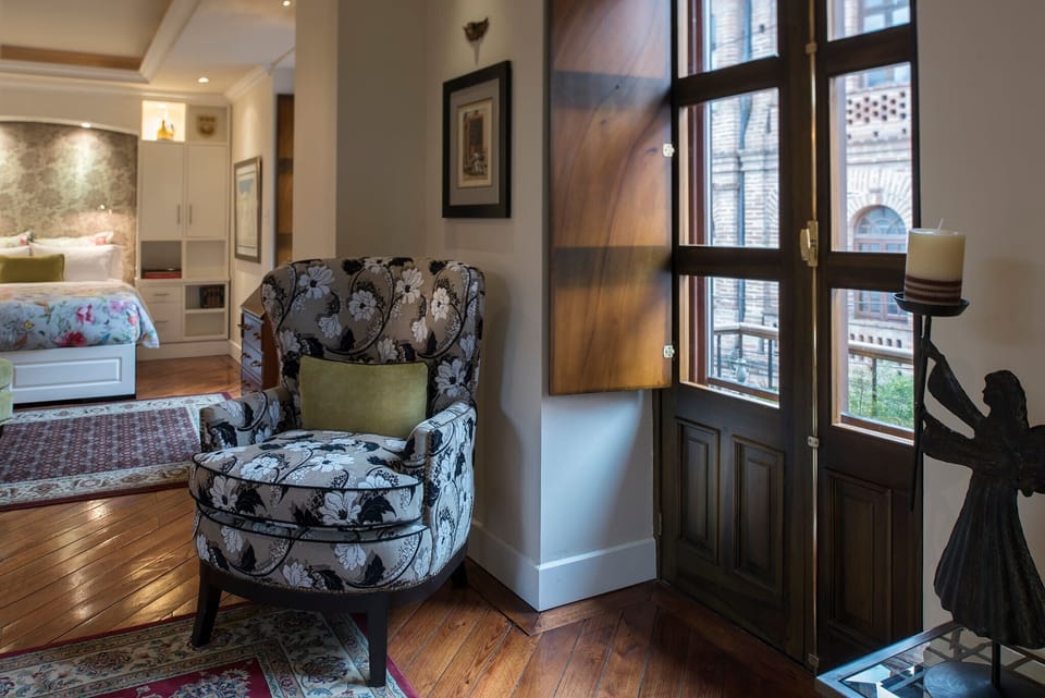 Suite, 1 Queen Bed | 1 bedroom, blackout drapes, soundproofing