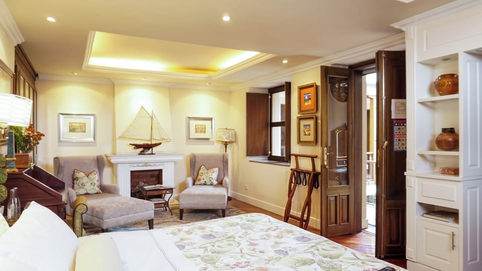 Suite, 1 King Bed | 1 bedroom, blackout drapes, soundproofing