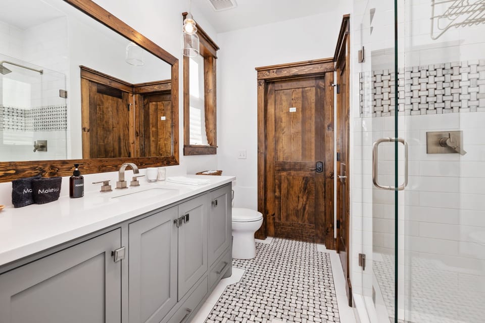 The primary bedroom features an en suite bathroom.