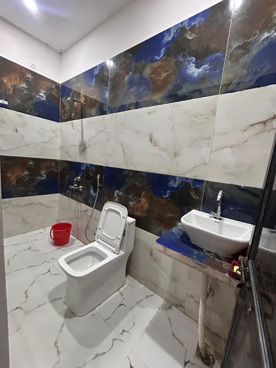 Family Room | Bathroom | Shower
