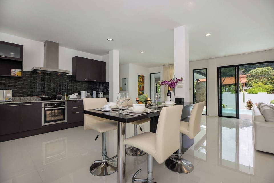 Design Villa, 3 Bedrooms, Pool View | In-room dining