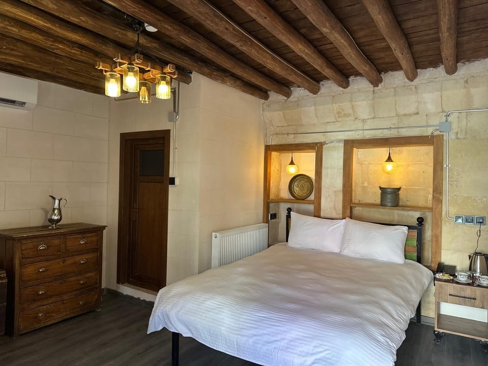 Standard Double Room | Desk, laptop workspace, iron/ironing board, free WiFi