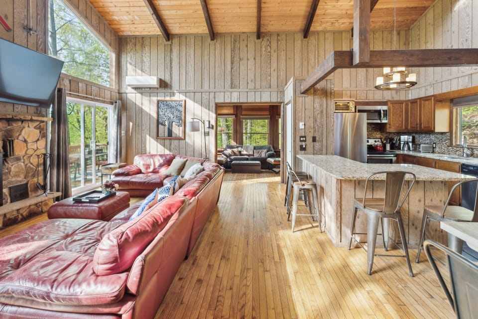 Chalet, 4 Bedrooms | Living area | Smart TV