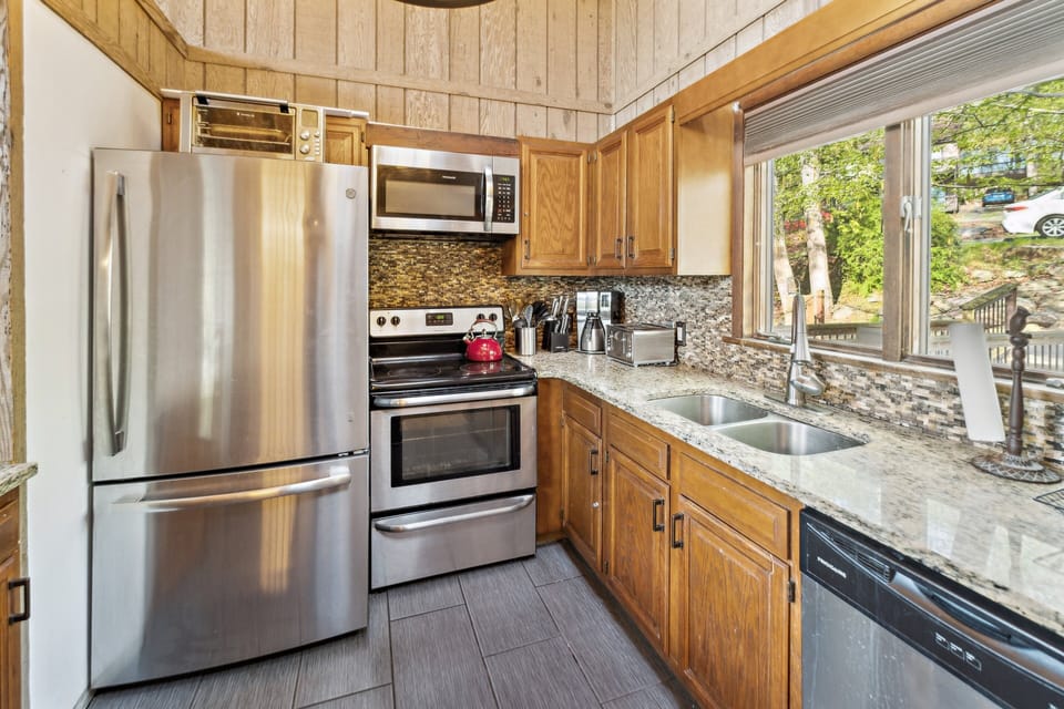 Chalet, 4 Bedrooms | Private kitchen | Fridge, oven, coffee/tea maker, electric kettle