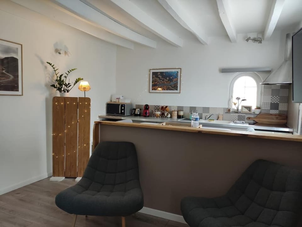 Romantic Double Room, Refrigerator, Garden View | Individually decorated, individually furnished, blackout drapes