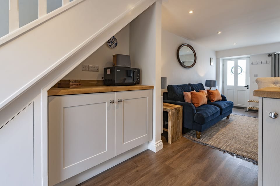 Ground floor: Well-equipped kitchen with under counter fridge and freezer