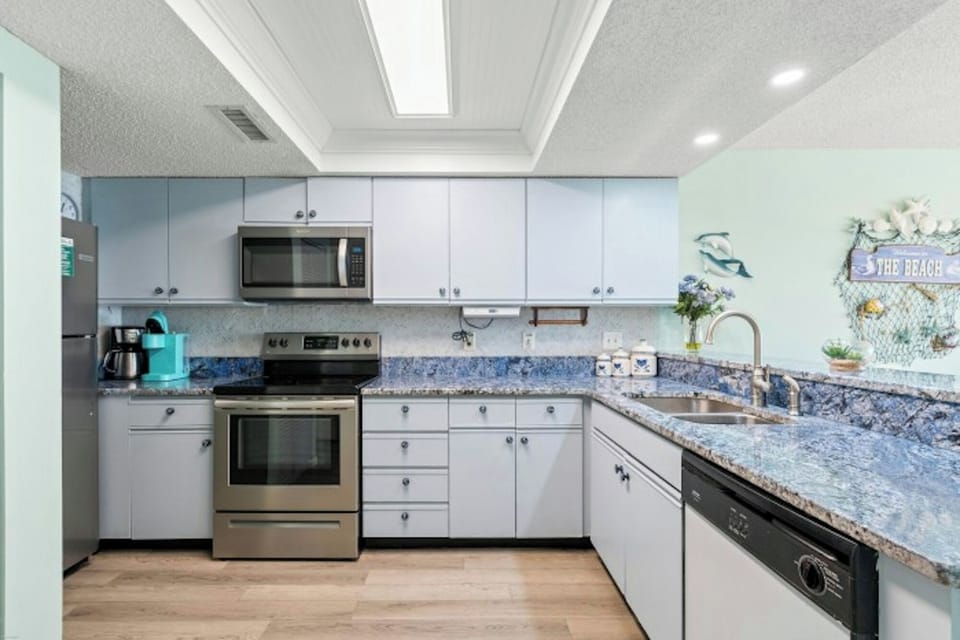 All modern appliances to make meal preparation a breeze.