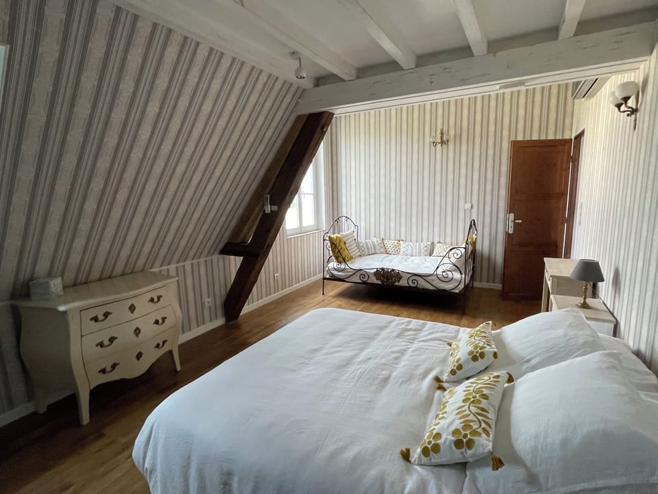 Classic Triple Room | Iron/ironing board, free WiFi